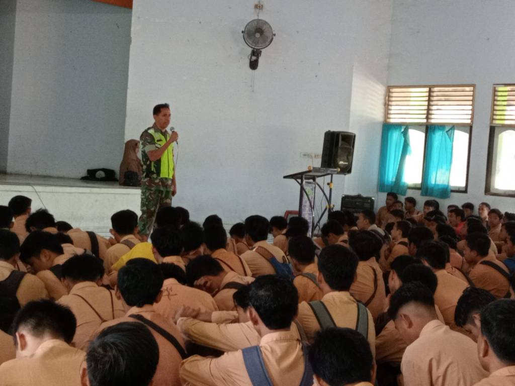 BABINSA MANDE BERIKAN BIMBINGAN MENTAL KEPADA SISWA SMKN 02 KOTA&nbsp;BIMA